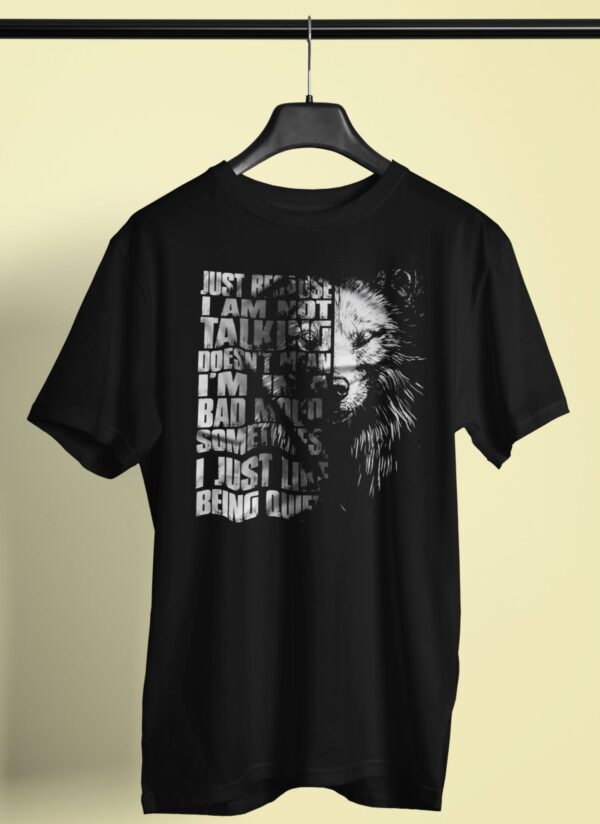 studio-mockup-of-a-crewneck-t-shirt-on-a-hanger-1983-el1 (14) Playera Negra 100% Algodón Peinado de Alta Calidad e impresionante estampado.