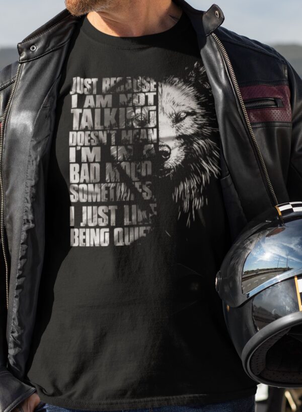 t-shirt-mockup-featuring-a-biker-holding-his-helmet-31787 (1) Playera Negra 100% Algodón Peinado de Alta Calidad e impresionante estampado.