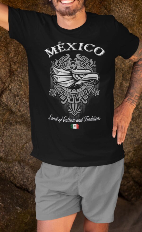 t-shirt-mockup-of-a-tattooed-man-leaning-against-a-big-rock-by-the-beach-26804 (1) Playera Negra 100% Algodón de Alta Calidad e impresionante estampado.