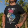 t-shirt-mockup-of-a-tattooed-man-standing-by-palm-trees-26759 Playera Negra 100% Algodón de Alta Calidad e impresionante estampado.