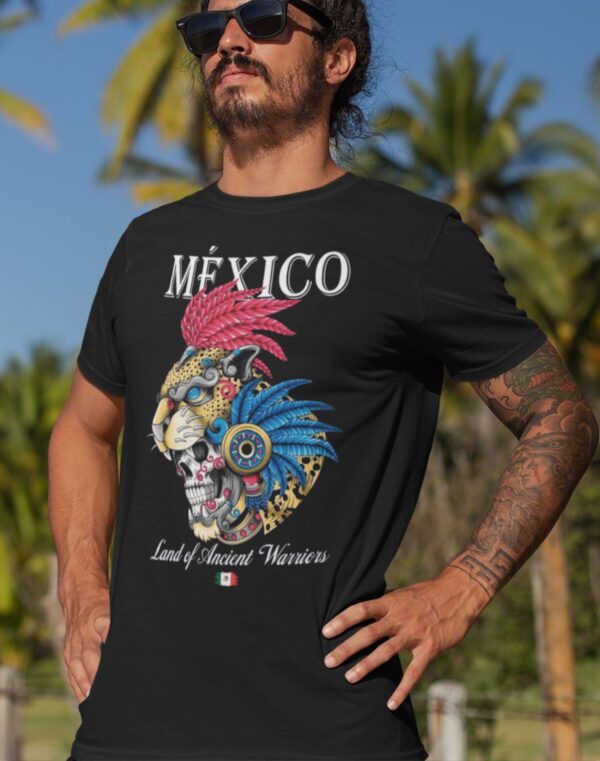 t-shirt-mockup-of-a-tattooed-man-standing-by-palm-trees-26759 Playera Negra 100% Algodón de Alta Calidad e impresionante estampado.