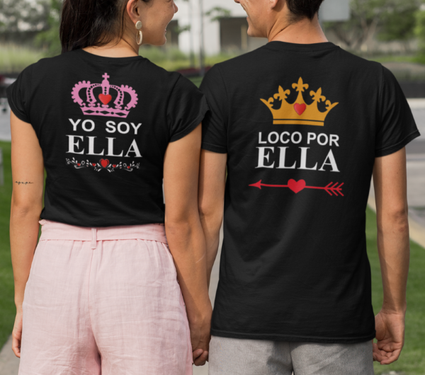 back-view-mockup-of-a-couple-wearing-crewneck-t-shirts-on-the-street-30087 (1) Este Día de San Valentín, luce increíble con nuestras juegos de playeras para Él y Ella con exclusivos y elegantes estampados que pueden ir en la espalda o pecho.