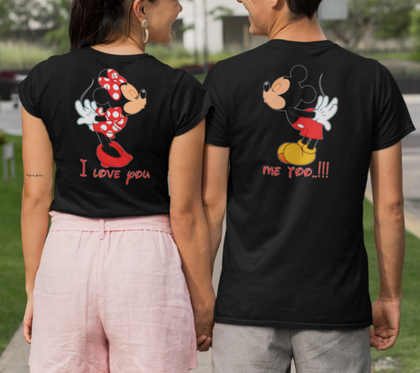 back-view-mockup-of-a-couple-wearing-crewneck-t-shirts-on-the-street-30087 (3) Este Día de San Valentín, luce increíble con nuestras juegos de playeras para Él y Ella con exclusivos y elegantes estampados que pueden ir en la espalda o pecho.
