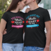 t-shirt-mockup-of-a-man-kissing-his-girlfriend-on-the-street-30747 (1) Este Día de San Valentín, luce increíble con nuestras juegos de playeras para Él y Ella con exclusivos y elegantes estampados que pueden ir en la espalda o pecho.
