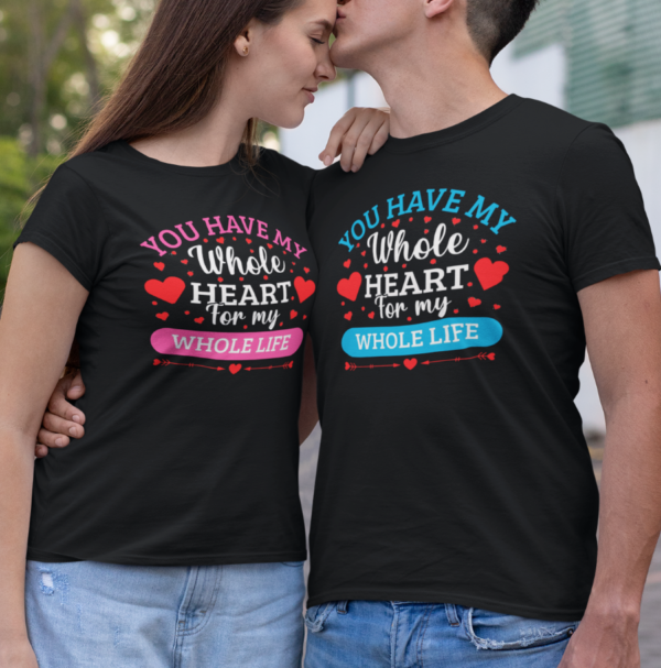 t-shirt-mockup-of-a-man-kissing-his-girlfriend-on-the-street-30747 (1) Este Día de San Valentín, luce increíble con nuestras juegos de playeras para Él y Ella con exclusivos y elegantes estampados que pueden ir en la espalda o pecho.