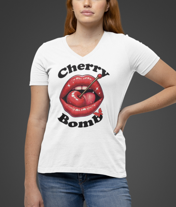 basic-bella-canvas-v-neck-tee-mockup-of-a-woman-with-a-casual-outfit-m14377 (10) Playera Dama 100% Algodón de Alta Calidad, Cuello Redondo y Cuello "V", en colores Blanco y Negro con impresionante estampado.