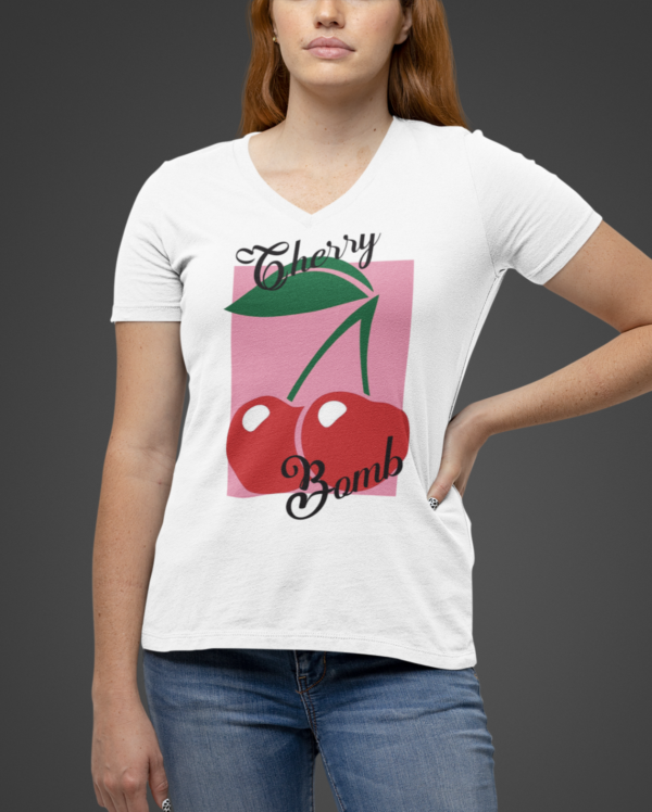 basic-bella-canvas-v-neck-tee-mockup-of-a-woman-with-a-casual-outfit-m14377 (12) Playera Dama 100% Algodón de Alta Calidad, Cuello Redondo y Cuello "V", en colores Blanco y Negro con impresionante estampado.