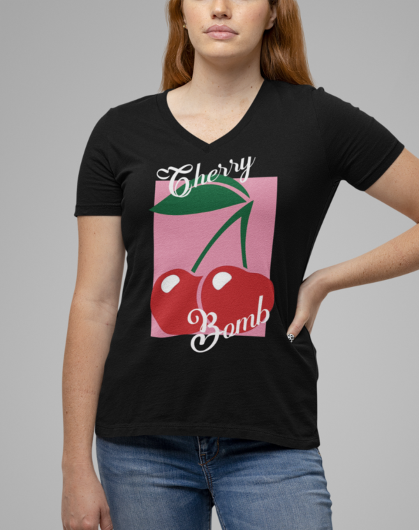 basic-bella-canvas-v-neck-tee-mockup-of-a-woman-with-a-casual-outfit-m14377 (13) Playera Dama 100% Algodón de Alta Calidad, Cuello Redondo y Cuello "V", en colores Blanco y Negro con impresionante estampado.