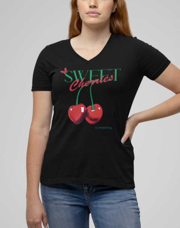 basic-bella-canvas-v-neck-tee-mockup-of-a-woman-with-a-casual-outfit-m14377 (14) Playera Dama 100% Algodón de Alta Calidad, Cuello Redondo y Cuello "V", en colores Blanco y Negro con impresionante estampado.