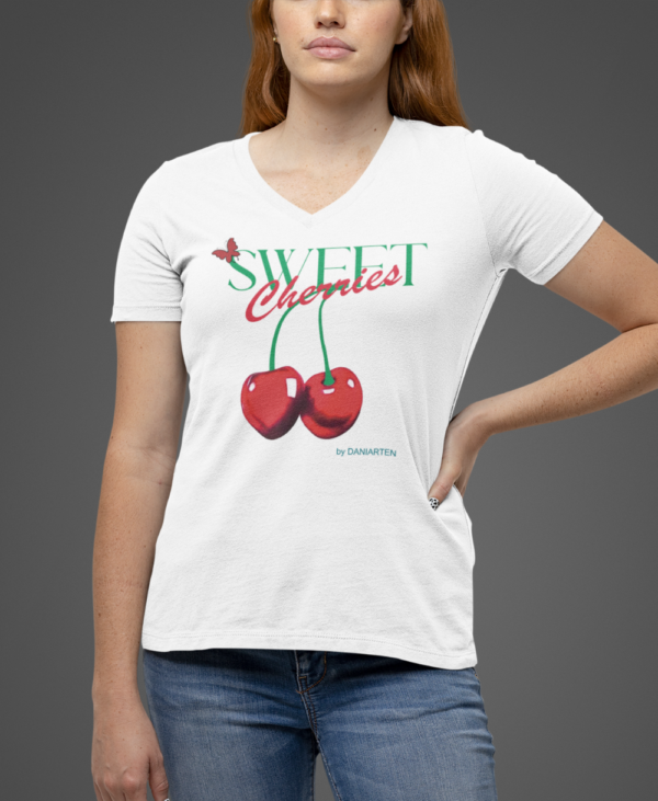 basic-bella-canvas-v-neck-tee-mockup-of-a-woman-with-a-casual-outfit-m14377 (15) Playera Dama 100% Algodón de Alta Calidad, Cuello Redondo y Cuello "V", en colores Blanco y Negro con impresionante estampado.