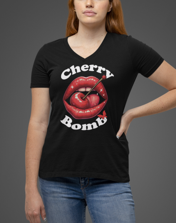 basic-bella-canvas-v-neck-tee-mockup-of-a-woman-with-a-casual-outfit-m14377 (9) Playera Dama 100% Algodón de Alta Calidad, Cuello Redondo y Cuello "V", en colores Blanco y Negro con impresionante estampado.