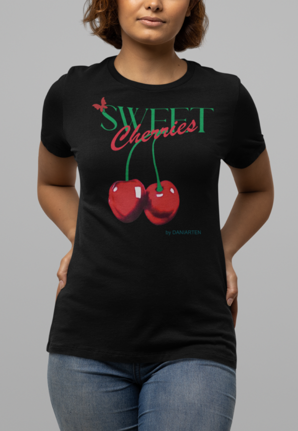 mockup-of-a-woman-posing-in-a-studio-with-a-bella-canvas-t-shirt-m14344 (1) Playera Dama 100% Algodón de Alta Calidad, Cuello Redondo y Cuello "V", en colores Blanco y Negro con impresionante estampado.