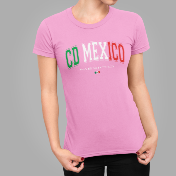 mockup-of-a-woman-showing-the-print-on-her-t-shirt-88-el (3) Playera Dama 100% Algodón de Alta Calidad, Cuello "V" y Redondo en diferentes colores e impresionante estampado.